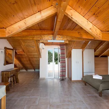 Theros Retreat Lägenhetshotell